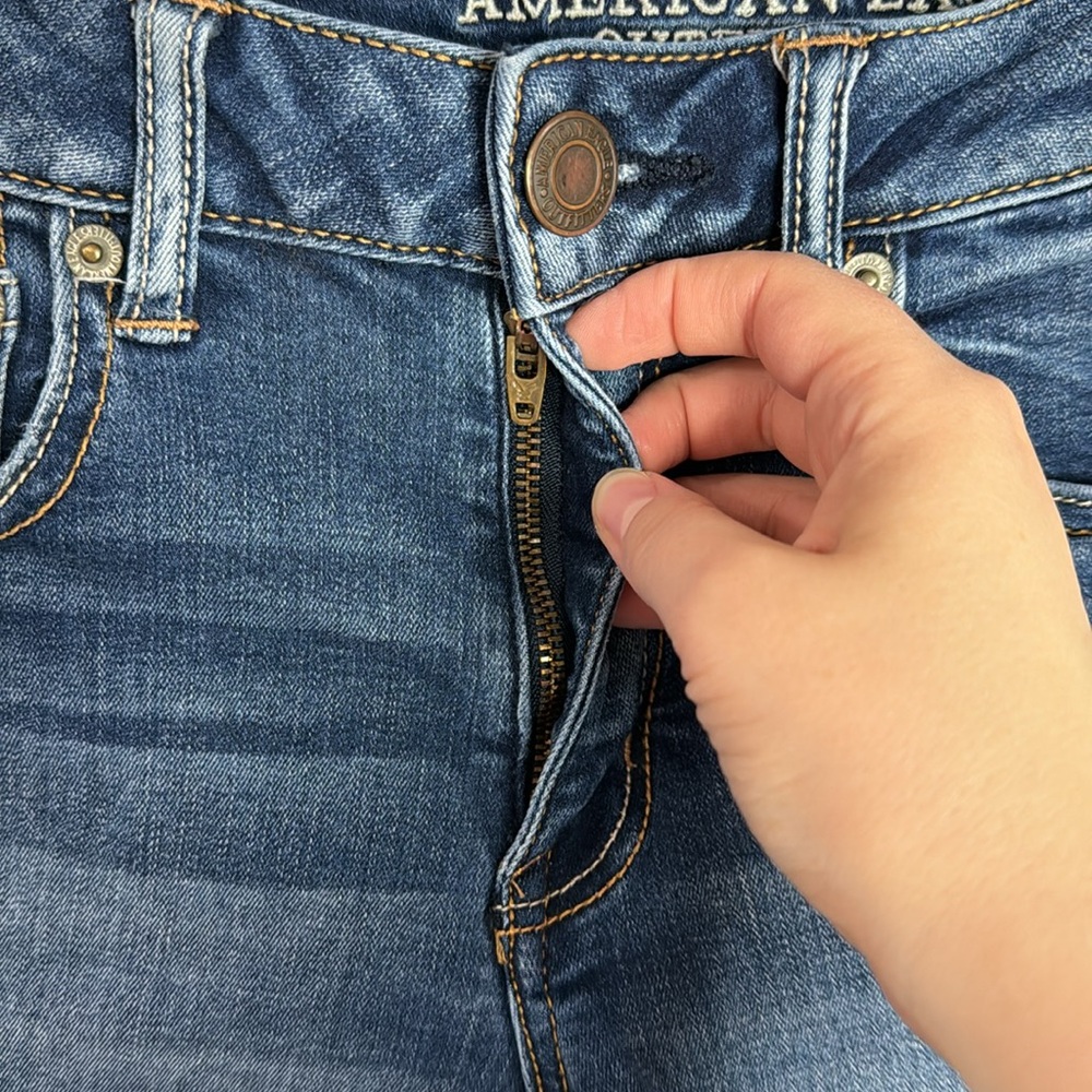 American Eagle super stretch distressed cuffed medium wash denim shorts size 4 - Picture 4 of 11